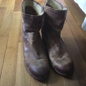 Dibatrue distressed brown leather boots. Like new